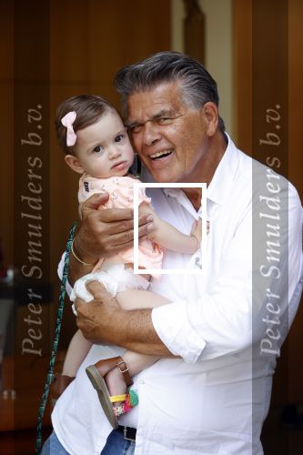 Kanne Belgie 14 september 2021
Emile ratelband met zijn 1 jaar oude dochter Betheke-Pleun in de tuin van zijn huis.