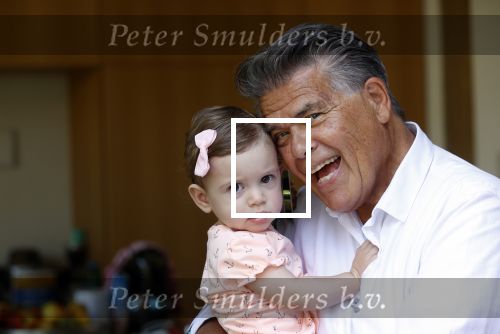 Kanne Belgie 14 september 2021
Emile ratelband met zijn 1 jaar oude dochter Betheke-Pleun in de tuin van zijn huis.