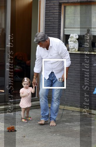 Kanne Belgie 14 september 2021
Emile ratelband met zijn 1 jaar oude dochter Betheke-Pleun in de tuin van zijn huis.