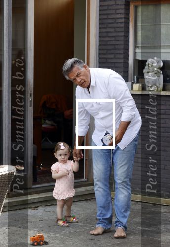 Kanne Belgie 14 september 2021
Emile ratelband met zijn 1 jaar oude dochter Betheke-Pleun in de tuin van zijn huis.