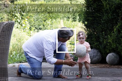 Kanne Belgie 14 september 2021
Emile ratelband met zijn 1 jaar oude dochter Betheke-Pleun in de tuin van zijn huis.