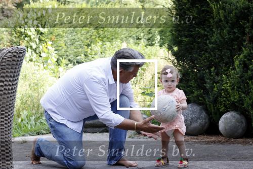 Kanne Belgie 14 september 2021
Emile ratelband met zijn 1 jaar oude dochter Betheke-Pleun in de tuin van zijn huis.