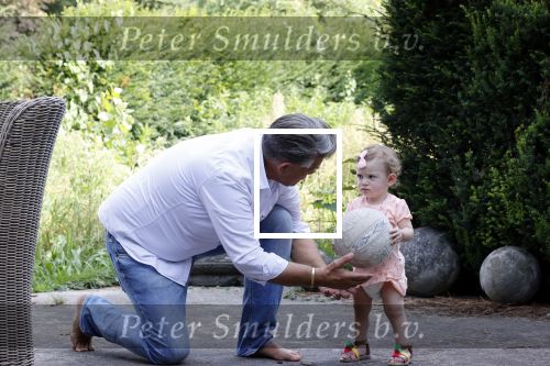 Kanne Belgie 14 september 2021
Emile ratelband met zijn 1 jaar oude dochter Betheke-Pleun in de tuin van zijn huis.