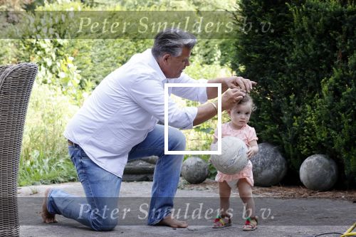 Kanne Belgie 14 september 2021
Emile ratelband met zijn 1 jaar oude dochter Betheke-Pleun in de tuin van zijn huis.