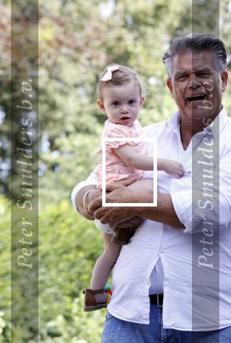 Kanne Belgie 14 september 2021
Emile ratelband met zijn 1 jaar oude dochter Betheke-Pleun in de tuin van zijn huis.