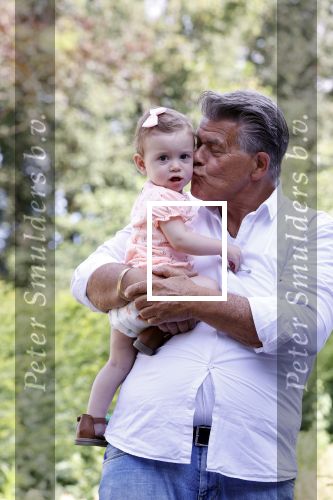 Kanne Belgie 14 september 2021
Emile ratelband met zijn 1 jaar oude dochter Betheke-Pleun in de tuin van zijn huis.