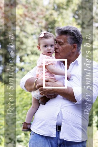 Kanne Belgie 14 september 2021
Emile ratelband met zijn 1 jaar oude dochter Betheke-Pleun in de tuin van zijn huis.