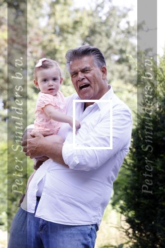 Kanne Belgie 14 september 2021
Emile ratelband met zijn 1 jaar oude dochter Betheke-Pleun in de tuin van zijn huis.