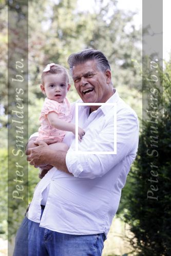 Kanne Belgie 14 september 2021
Emile ratelband met zijn 1 jaar oude dochter Betheke-Pleun in de tuin van zijn huis.