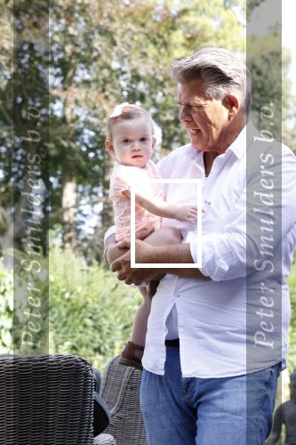 Kanne Belgie 14 september 2021
Emile ratelband met zijn 1 jaar oude dochter Betheke-Pleun in de tuin van zijn huis.