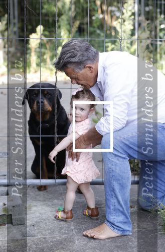 Kanne Belgie 14 september 2021
Emile ratelband met zijn 1 jaar oude dochter Betheke-Pleun in de tuin van zijn huis.