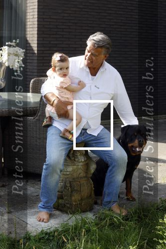 Kanne Belgie 14 september 2021
Emile ratelband met zijn 1 jaar oude dochter Betheke-Pleun in de tuin van zijn huis.