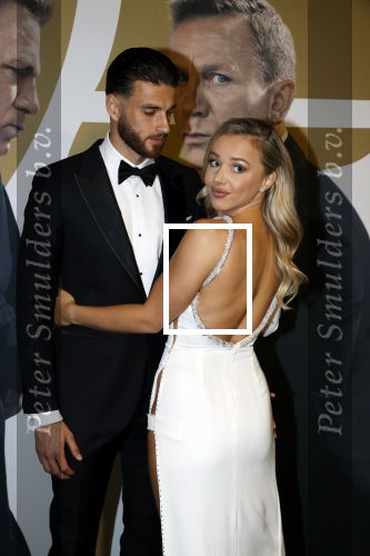 Amsterdam 28 september 2021
Premiere James Bond in Tuschinski. Emma Heesters kwam met haar vriend voetballer Wesley Hoedt