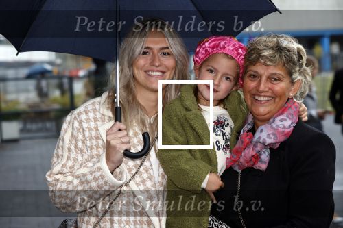 Amsterdam 3 oktober 2021
Premiere grote sinterklaasfilm in Pathe Noord.
Estavana Polman met dochter en moeder