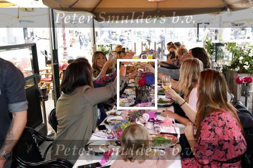 Amsterdam 23 september 2021
Rose Bertram onthult de cover van Fabulous Mama met zichzelf op de cover bij Cafe de Waard
