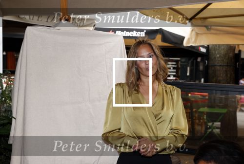 Amsterdam 23 september 2021
Rose Bertram onthult de cover van Fabulous Mama met zichzelf op de cover bij Cafe de Waard