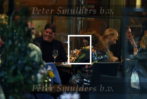 Amsterdam 4 oktober 2021
Frank masmeijer met zijn vriendin Anita Oostingh op terras bij v Dam in Amsterdam zuid