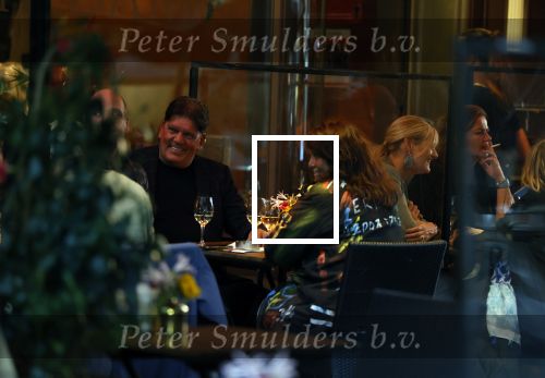 Amsterdam 4 oktober 2021
Frank masmeijer met zijn vriendin Anita Oostingh op terras bij v Dam in Amsterdam zuid