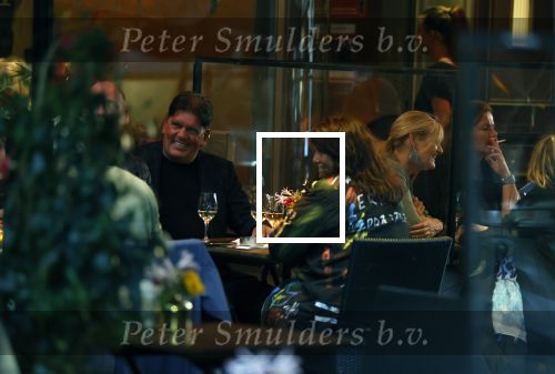 Amsterdam 4 oktober 2021
Frank masmeijer met zijn vriendin Anita Oostingh op terras bij v Dam in Amsterdam zuid