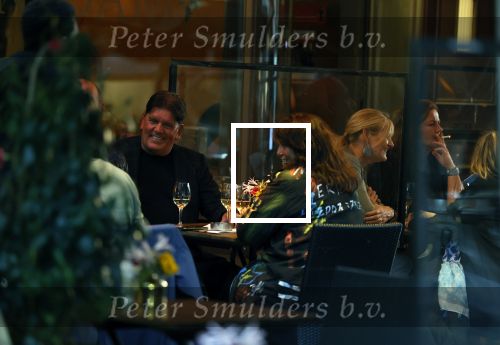 Amsterdam 4 oktober 2021
Frank masmeijer met zijn vriendin Anita Oostingh op terras bij v Dam in Amsterdam zuid
