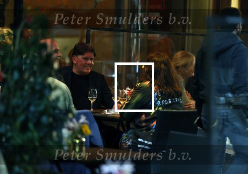 Amsterdam 4 oktober 2021
Frank masmeijer met zijn vriendin Anita Oostingh op terras bij v Dam in Amsterdam zuid