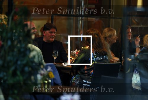 Amsterdam 4 oktober 2021
Frank masmeijer met zijn vriendin Anita Oostingh op terras bij v Dam in Amsterdam zuid