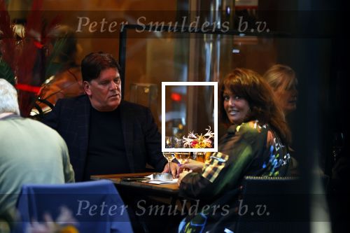 Amsterdam 4 oktober 2021
Frank masmeijer met zijn vriendin Anita Oostingh op terras bij v Dam in Amsterdam zuid