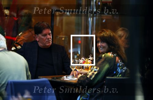 Amsterdam 4 oktober 2021
Frank masmeijer met zijn vriendin Anita Oostingh op terras bij v Dam in Amsterdam zuid