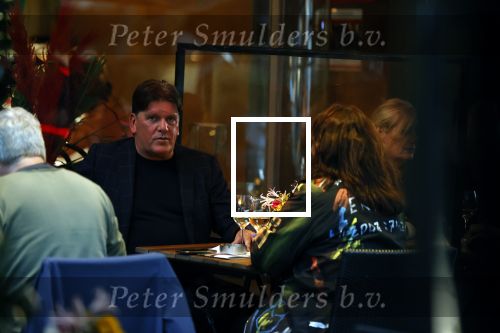 Amsterdam 4 oktober 2021
Frank masmeijer met zijn vriendin Anita Oostingh op terras bij v Dam in Amsterdam zuid