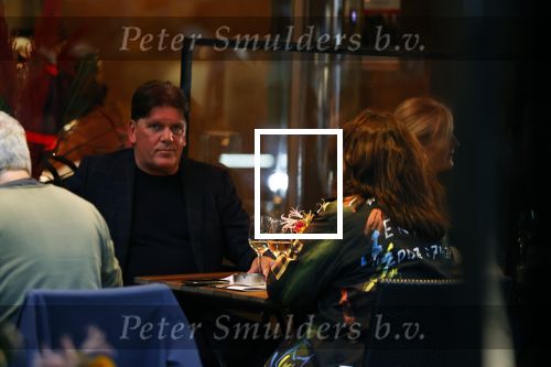 Amsterdam 4 oktober 2021
Frank masmeijer met zijn vriendin Anita Oostingh op terras bij v Dam in Amsterdam zuid