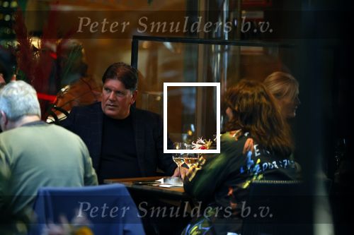 Amsterdam 4 oktober 2021
Frank masmeijer met zijn vriendin Anita Oostingh op terras bij v Dam in Amsterdam zuid