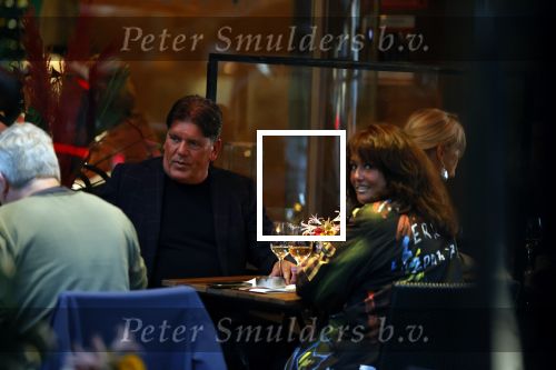Amsterdam 4 oktober 2021
Frank masmeijer met zijn vriendin Anita Oostingh op terras bij v Dam in Amsterdam zuid