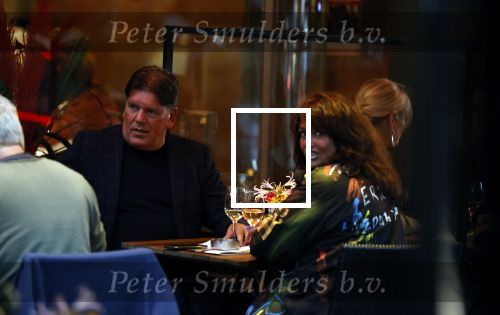Amsterdam 4 oktober 2021
Frank masmeijer met zijn vriendin Anita Oostingh op terras bij v Dam in Amsterdam zuid