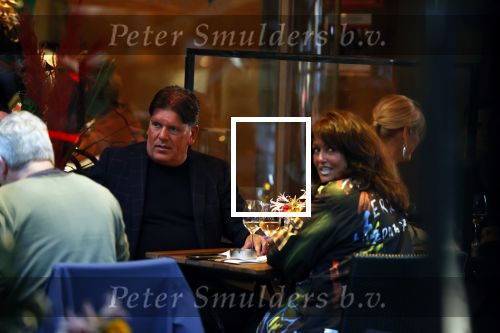 Amsterdam 4 oktober 2021
Frank masmeijer met zijn vriendin Anita Oostingh op terras bij v Dam in Amsterdam zuid