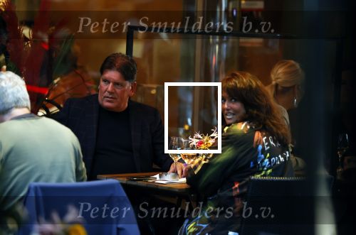 Amsterdam 4 oktober 2021
Frank masmeijer met zijn vriendin Anita Oostingh op terras bij v Dam in Amsterdam zuid