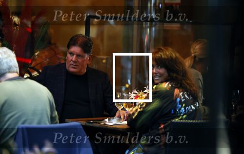 Amsterdam 4 oktober 2021
Frank masmeijer met zijn vriendin Anita Oostingh op terras bij v Dam in Amsterdam zuid
