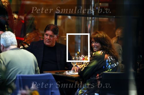 Amsterdam 4 oktober 2021
Frank masmeijer met zijn vriendin Anita Oostingh op terras bij v Dam in Amsterdam zuid