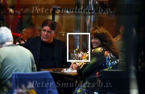 Amsterdam 4 oktober 2021
Frank masmeijer met zijn vriendin Anita Oostingh op terras bij v Dam in Amsterdam zuid