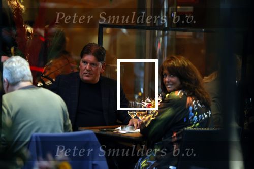 Amsterdam 4 oktober 2021
Frank masmeijer met zijn vriendin Anita Oostingh op terras bij v Dam in Amsterdam zuid