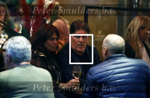 Amsterdam 4 oktober 2021
Frank masmeijer met zijn vriendin Anita Oostingh op terras bij v Dam in Amsterdam zuid
