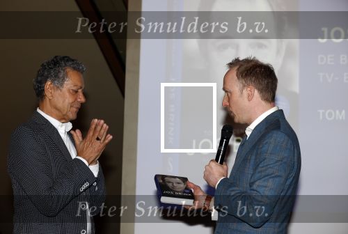 Amsterdam 30 september 2021
Boekpresentatie Jos Brink in Carre . Frank Sanders ontvangt het eerste boek uit handen van de schrijver Tom v d Oetelaar.