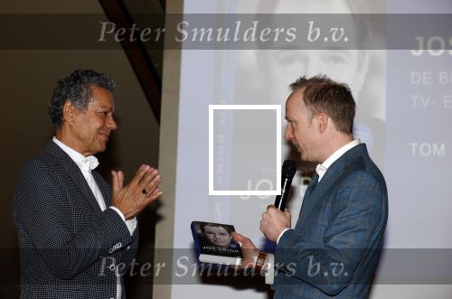 Amsterdam 30 september 2021
Boekpresentatie Jos Brink in Carre . Frank Sanders ontvangt het eerste boek uit handen van de schrijver Tom v d Oetelaar.