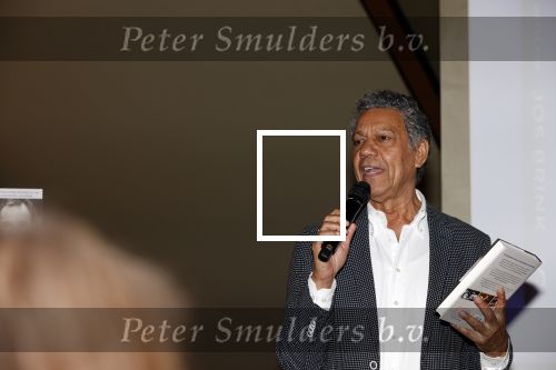 Amsterdam 30 september 2021
Boekpresentatie Jos Brink in Carre . Frank Sanders ontvangt het eerste boek uit handen van de schrijver Tom v d Oetelaar.
