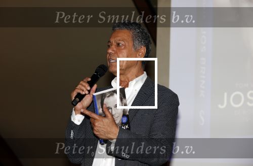 Amsterdam 30 september 2021
Boekpresentatie Jos Brink in Carre . Frank Sanders ontvangt het eerste boek uit handen van de schrijver Tom v d Oetelaar.