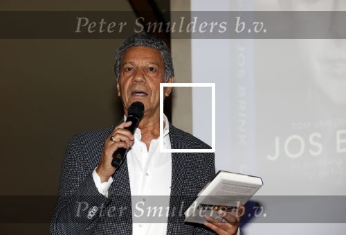 Amsterdam 30 september 2021
Boekpresentatie Jos Brink in Carre . Frank Sanders ontvangt het eerste boek uit handen van de schrijver Tom v d Oetelaar.