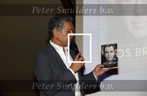 Amsterdam 30 september 2021
Boekpresentatie Jos Brink in Carre . Frank Sanders ontvangt het eerste boek uit handen van de schrijver Tom v d Oetelaar.