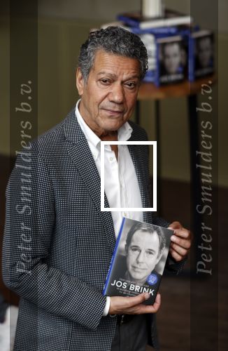 Amsterdam 30 september 2021
Boekpresentatie Jos Brink in Carre . Frank Sanders ontvangt het eerste boek uit handen van de schrijver Tom v d Oetelaar.