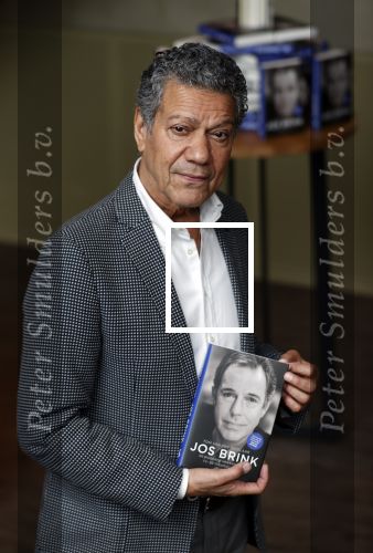 Amsterdam 30 september 2021
Boekpresentatie Jos Brink in Carre . Frank Sanders ontvangt het eerste boek uit handen van de schrijver Tom v d Oetelaar.