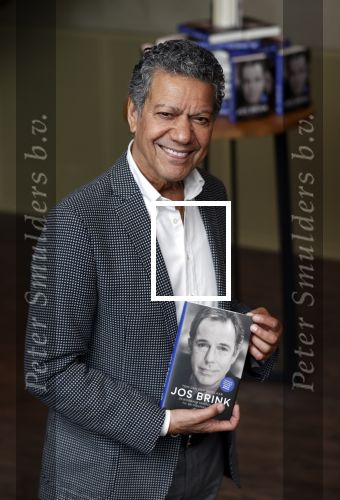Amsterdam 30 september 2021
Boekpresentatie Jos Brink in Carre . Frank Sanders ontvangt het eerste boek uit handen van de schrijver Tom v d Oetelaar.