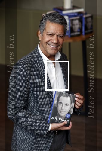 Amsterdam 30 september 2021
Boekpresentatie Jos Brink in Carre . Frank Sanders ontvangt het eerste boek uit handen van de schrijver Tom v d Oetelaar.